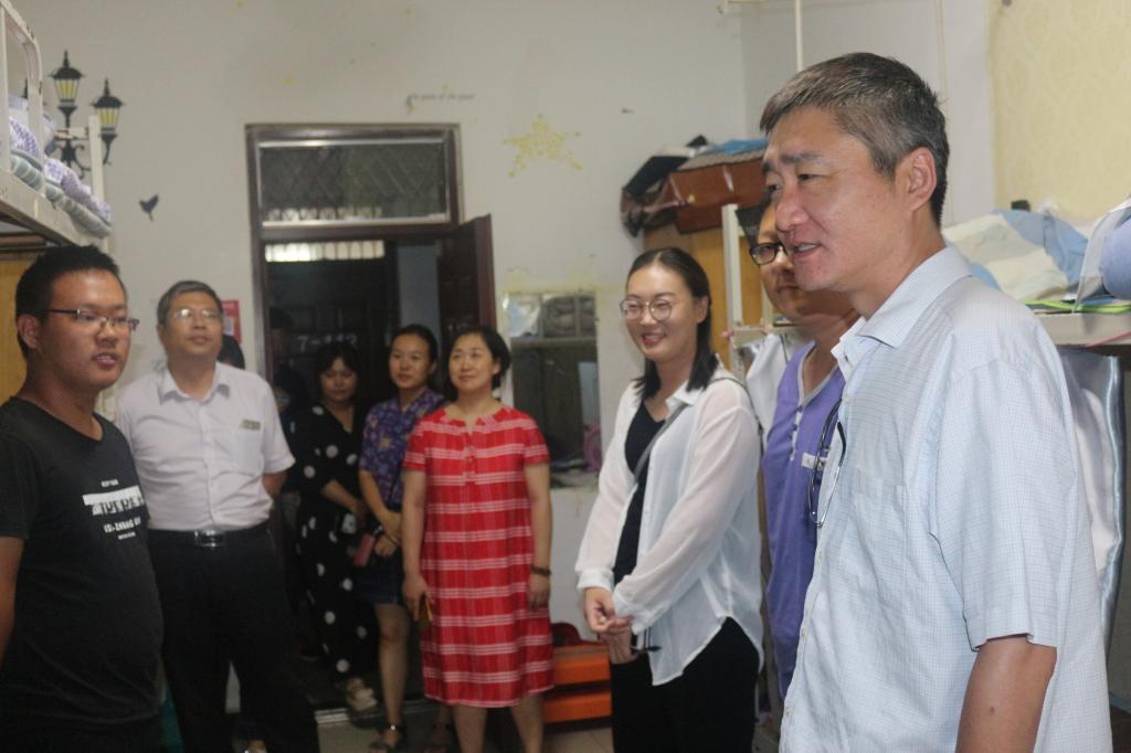 我院领导新学期走访学生宿舍