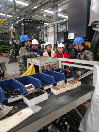 我院教师深入企业走访看望实习学生