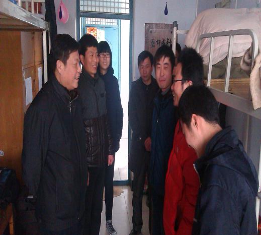 电子电气学院领导辅导员元宵节深入宿舍看望返校学生