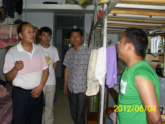 机电工程学院领导深入学生宿舍看望学生