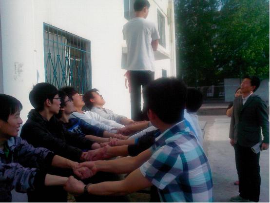 电子电气工程学院开展“聚力协作 和谐奋进”班级活动